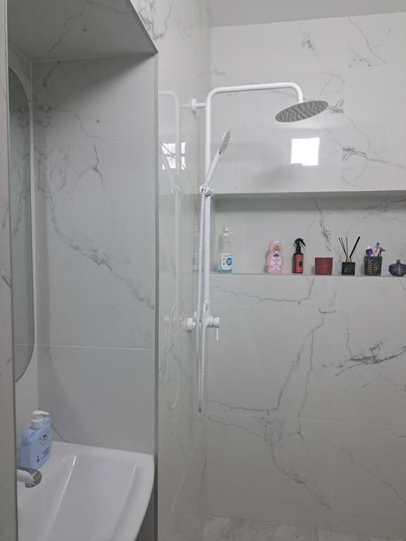 Apartment HOME две спальни - Ferienwohnung Reni