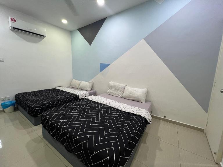 Pelangi party corner house 6bed6bathroom 20 pax - B&B Johor Bahru