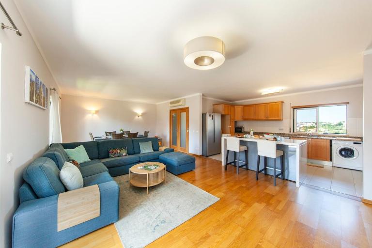 Spacious Beach Condo with SeaViews - B&B Portimão