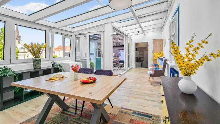 NUJU Rentals - 4-Zimmer, 10 Gäste, Wintergarten & Terrasse & Parkplatz - Bed and Breakfast Bielefeld