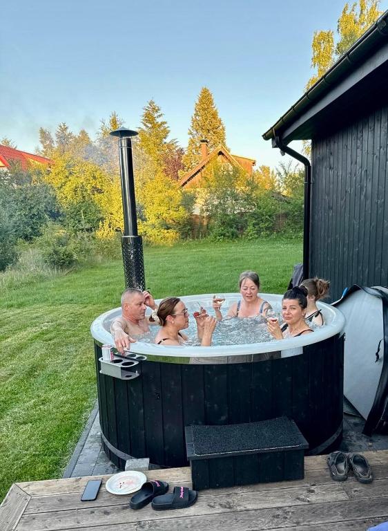 Ślusarnia-domek z sauną i balią nad jeziorem, Kaszuby - B&B Żuromino