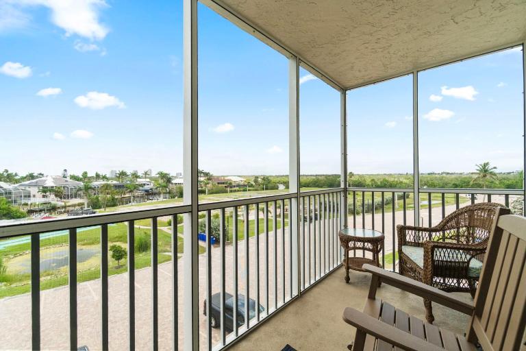 Beachfront Suite w Balcony, Walk to Bars, Restaurants and More - B&B Bonita Springs