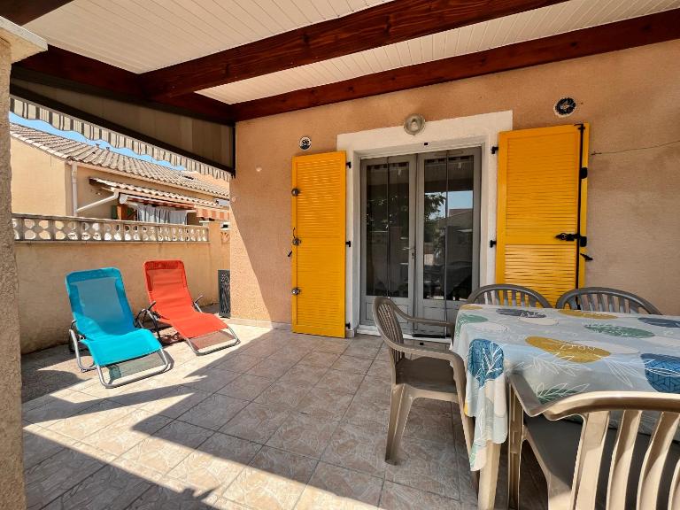 Belle villa d'angle, 6 couchages, cuisine climatisée, 3 chambres terrasse ombragée parking dans résidence sécurisée avec piscine commune, 400 m de la mer, LROND24 - Chambres d'hôtes Portiragnes