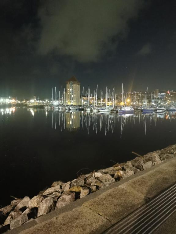 Smart self-contained Marina flat close to beach - Chambres d'hôtes Swansea