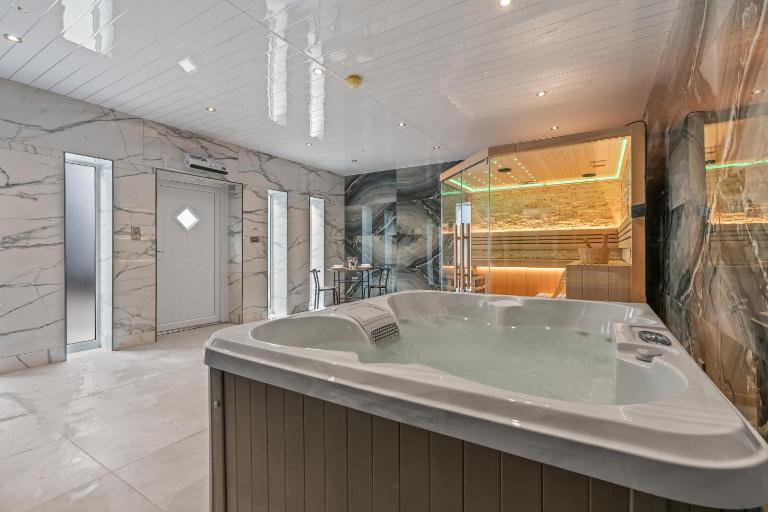 Cinema Studio Room with Spa Facilities For Couples - Ferienwohnung Cardiff