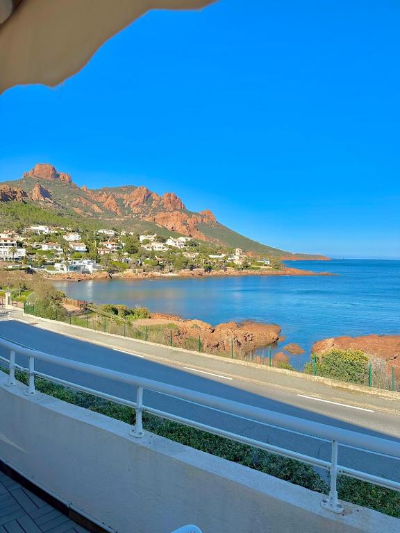Antheor - vue exceptionnelle - refait à neuf 4 couchages - Bed and Breakfast Saint-Raphaël