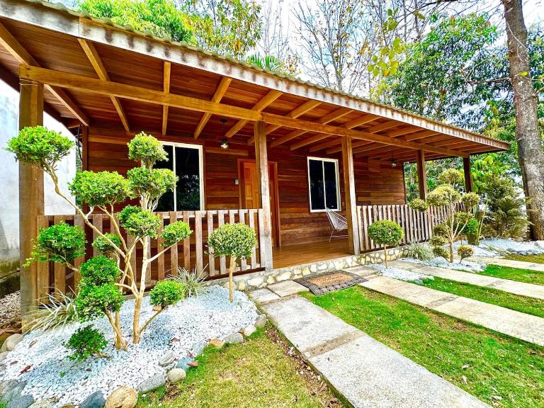 Beautiful Wooden Cabin W AC - B&B Santa Ana