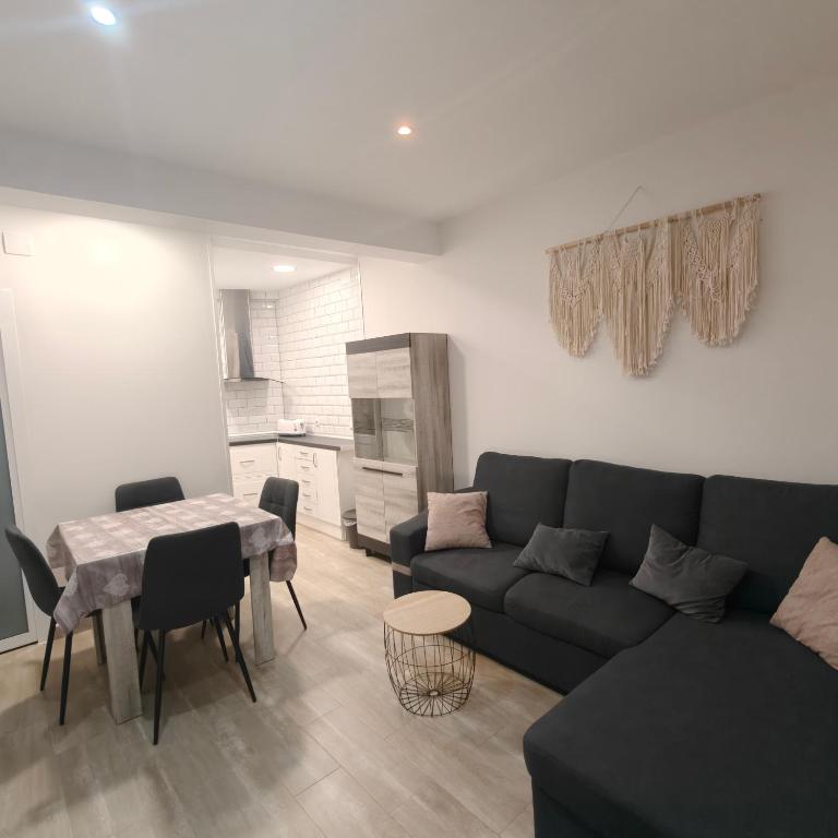 APARTAMENTO FAMILIAR a 100 mts de la Playa Reformado 2025 con WIFI - B&B La Pineda