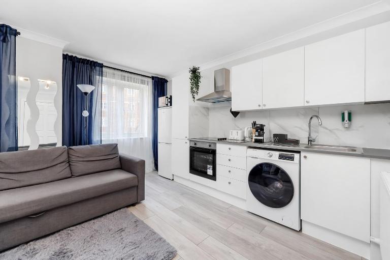 Parkside Studio Retreat, 5 min from station ,R2 - B&B London