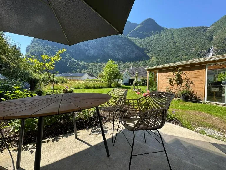 Flåm Tinyhouse with a Waterfall View - Bed and Breakfast Flåm