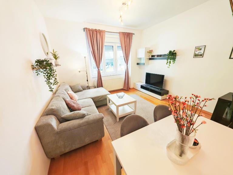 Trendy City Center Apartment with Balcony - Walk to Main Square, Next to Park, Netflix - B&B Zagreb