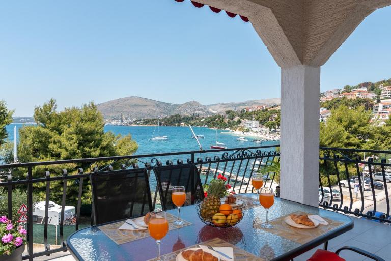 Luxury sea view apartment 20 m from the sea - B&B Trogir