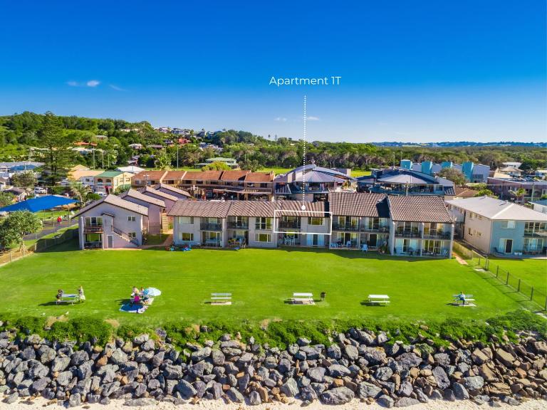 Absolute Beachfront Apartment 1T - B&B Lennox Head