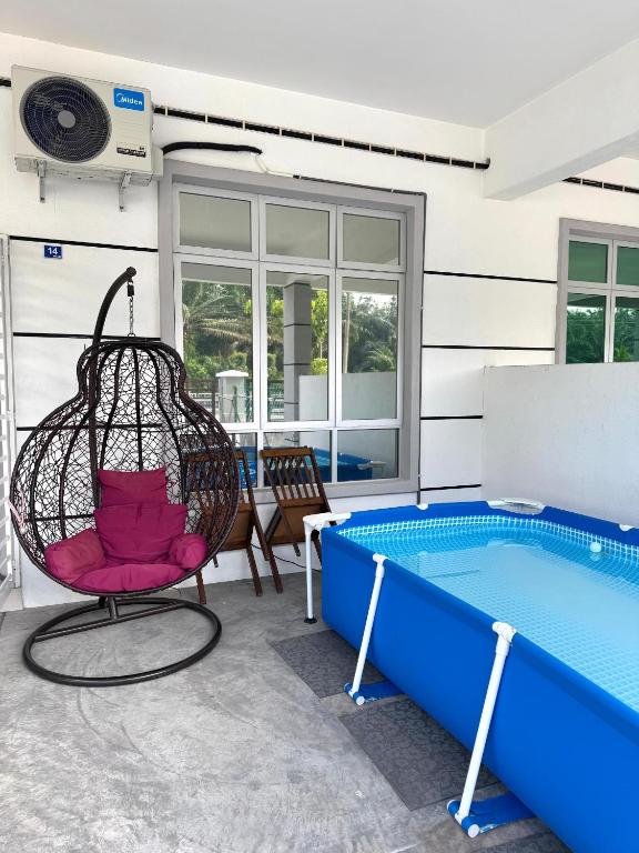 Fallem's Homestay Melaka I 4 ROOMS I FULLY AIRCOND I 9 PAX I FREE WIFI I NETFLIX I INTEX POOL - Bed and Breakfast Malakka