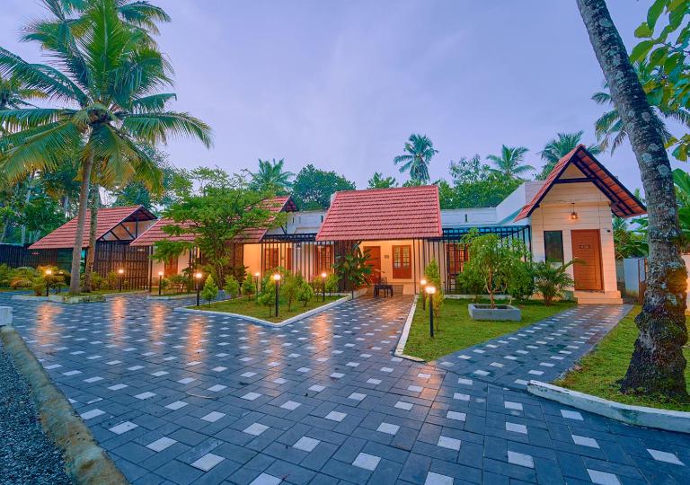 Sarang Resort Varkala by VOYE HOMES - Rooms & Pool Villas - Bed and Breakfast Varkkallai