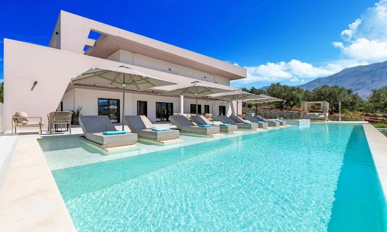 Celestial Luxury Villa Private Pool & Jaccuzi - Bed and Breakfast Asprouliánoi
