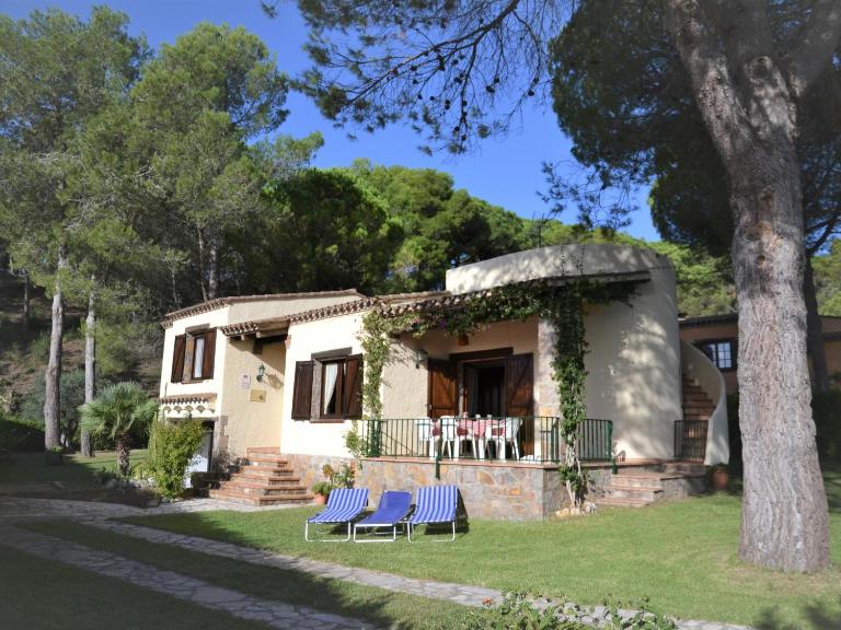 Casa con Gran Jardín Privado y Piscina Comunitaria en Torroella de Montgrí - ES-323-44 - Ferienwohnung l'Estartit