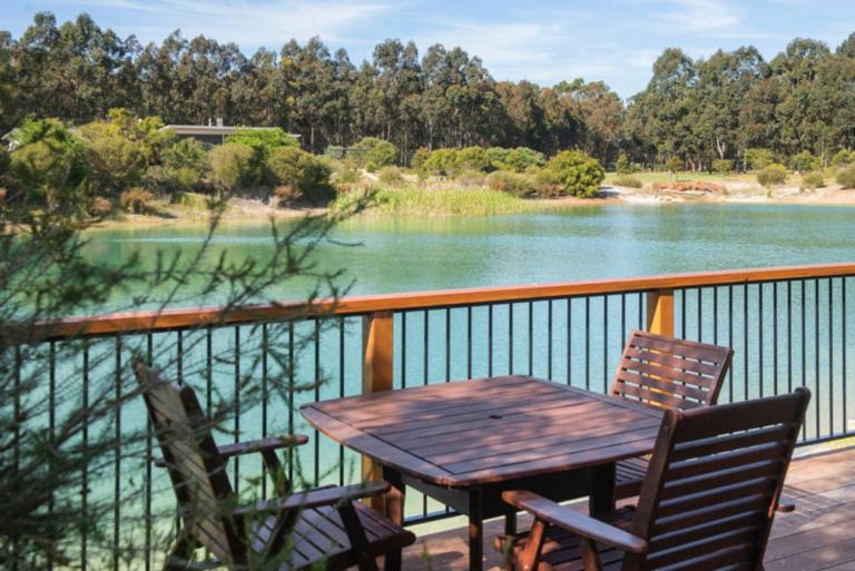 Wirraway Luxury Chalet | Lake Views | Private Gardens - B&B Wilyabrup