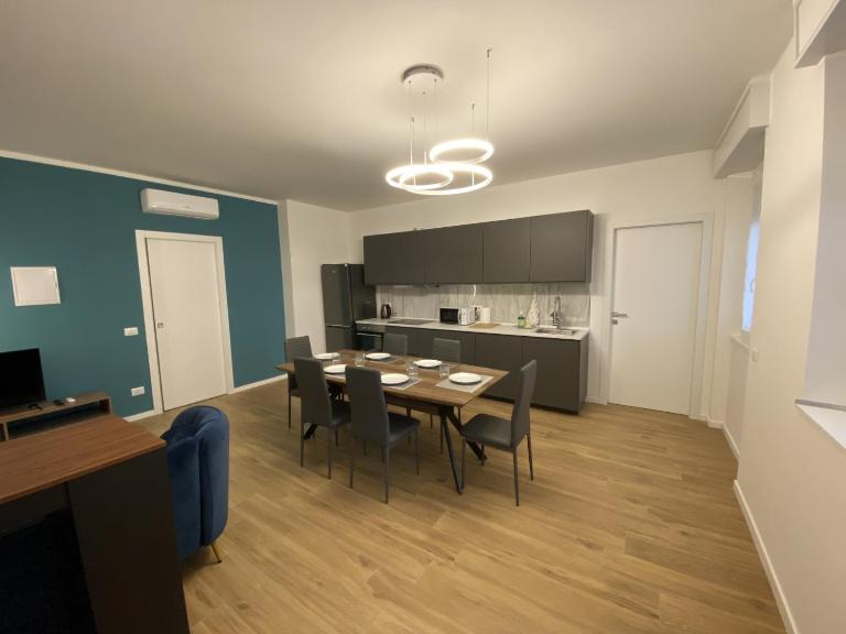 INTERO APPARTAMENTO 3 CAMERE - 3 BAGNI - Cantù - COMO- PT - Bed and Breakfast Cantù
