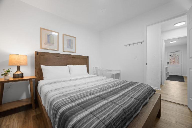 Bloomfield Pittsburgh B Stylish and Cozy Private Bedroom, Shared Bathroom, with Free Parking - B&B Pittsburgh