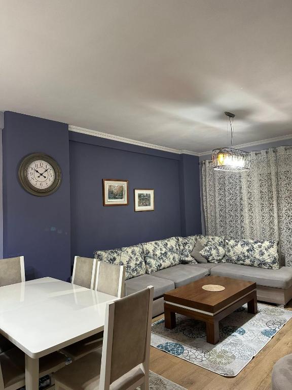 Modern 2BR Apartment with Living Room and Private garage - B&B Kashar