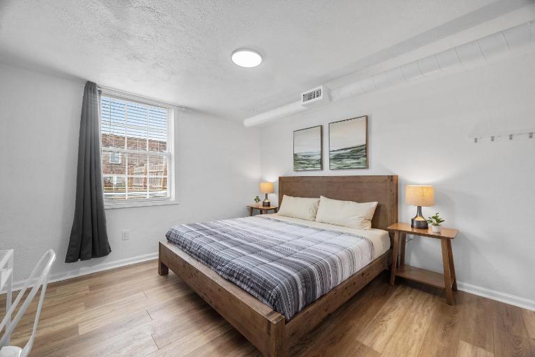 Bloomfield Pittsburgh C Stylish and Cozy Private Bedroom, Shared Bathroom, with Free Parking - B&B Pittsburgh