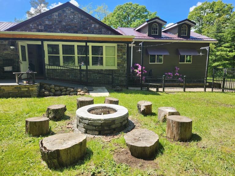 The Kalli-Ru near Golf, Ohiopyle, Fallingwater - Chambres d'hôtes Jumonville