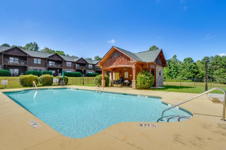 Scenic Outdoor Space: Lake Keowee Retreat! - B&B Six Mile