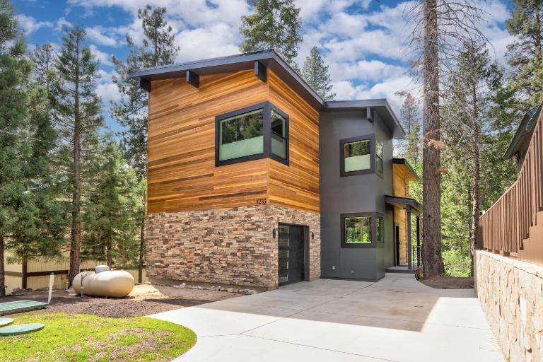 Mariposa Grove Creekside Retreat - To be featured on STAYCATION on the Destination Channel in 2026! - B&B Fish Camp