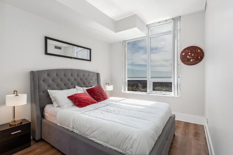 Lavish 2BR 2Bath Condo Steps to Square One Mall - B&B Mississauga