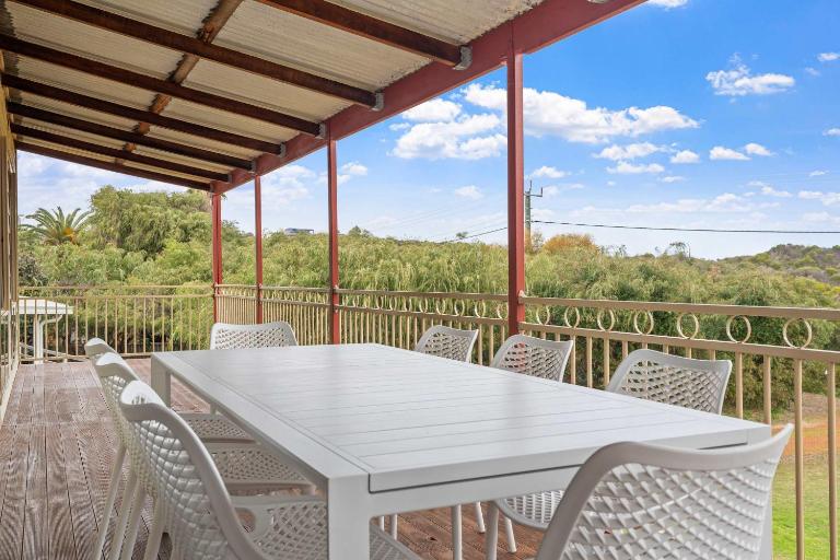 Spacious Beach Retreat 4BR 2BA Coastal Escape in Binningup - Chambres d'hôtes Binningup
