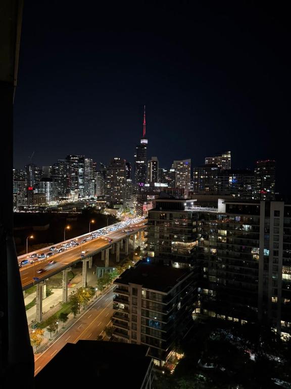CN Tower & Lake views, 1 bedroom plus den - B&B Toronto