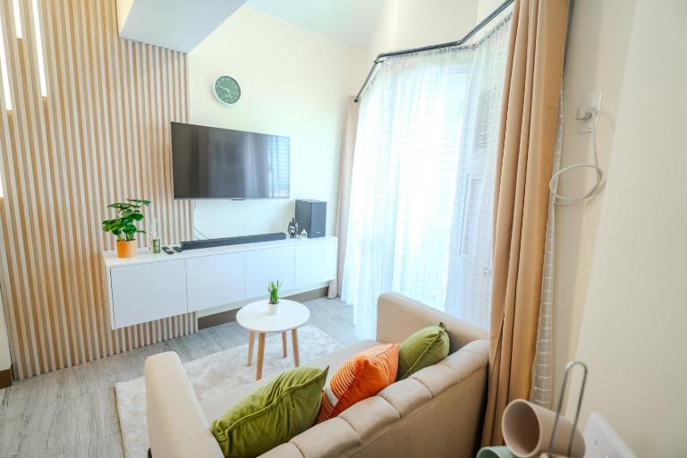 Cozy 1BR with 3 Balconies across Roxas Night Market - B&B Davao City