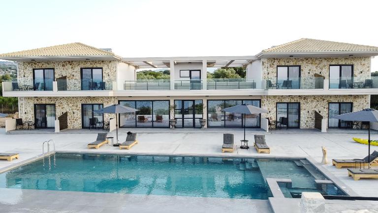 Queen Bee Luxury Villa- Sparto - Bed and Breakfast Spárto