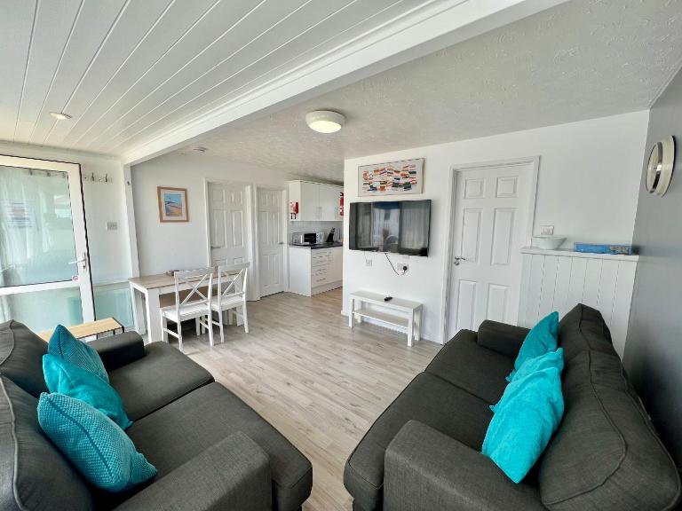 Beach Cottage 44, Just Minutes Walk From The Sea - B&B Westward Ho!