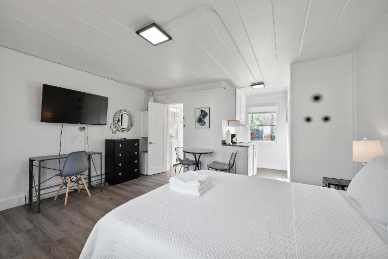 East Market Studio, Queen Bed and Workspace - B&B Columbus