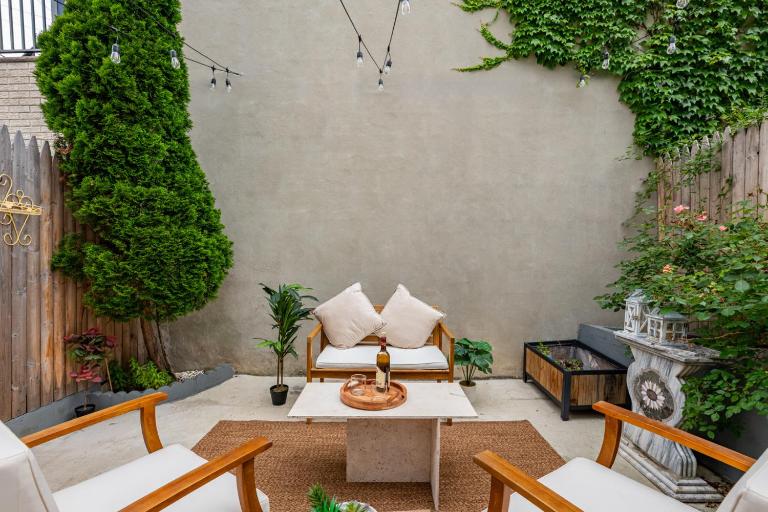 Modern Condo with Private Porch, Mins to NYC - Chambres d'hôtes Jersey City