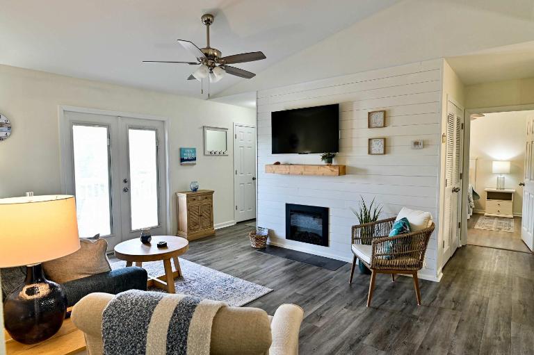 Pool Hot Tub Pickle Ball Gym - Close to Sports Complex & Includes FREE ACTIVITIES - B&B Gulf Shores