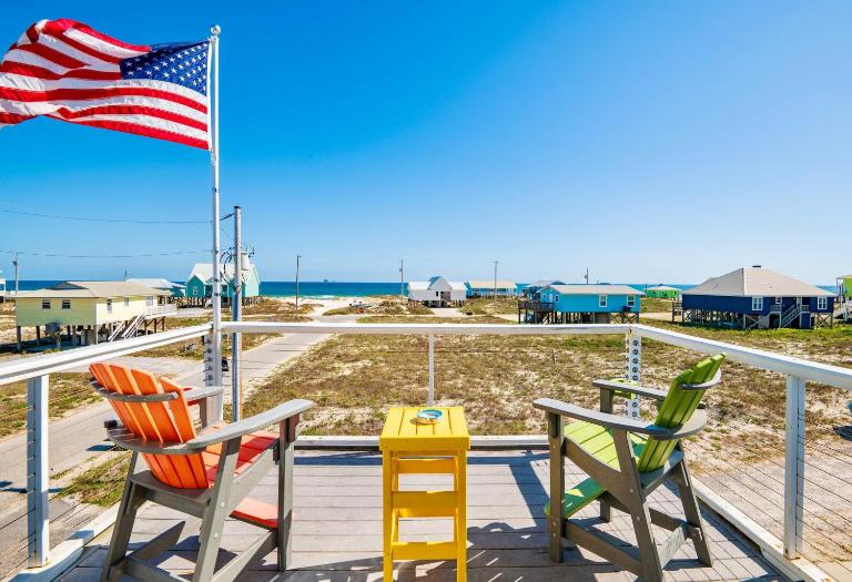 Beachside Coastal Retreat - Pet Friendly with Free Activities - B&B Gulf Shores