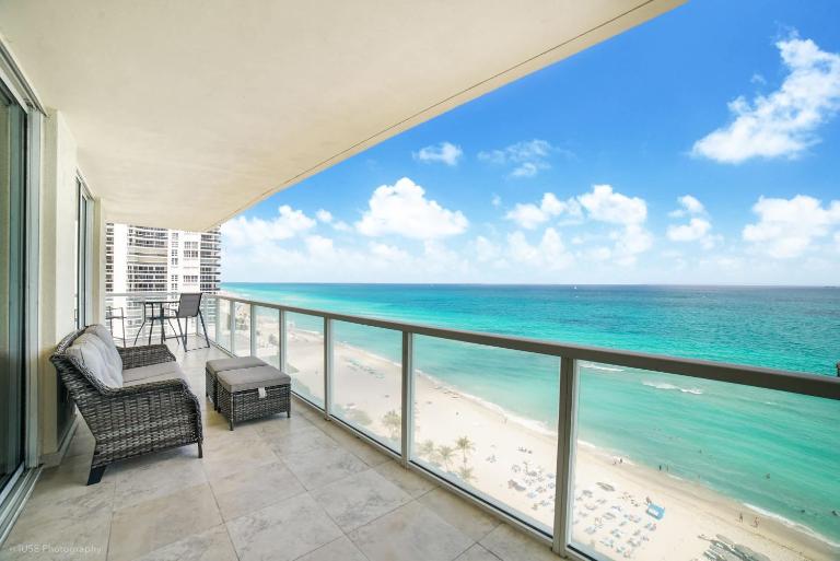 Balcony on the Ocean - Picture Perfect - B&B Sunny Isles Beach