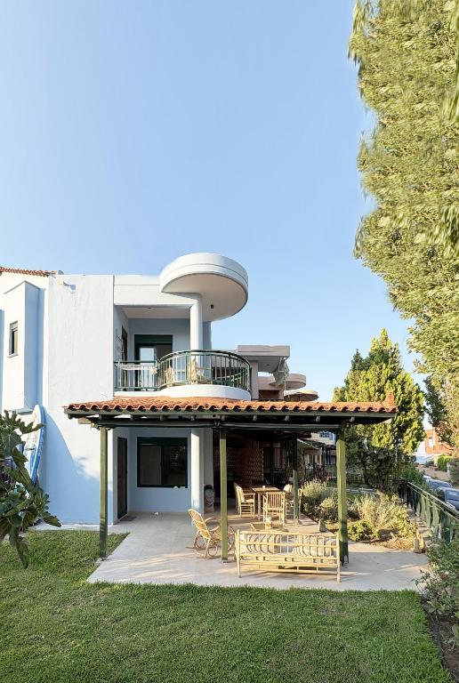Nikiti Blue house 30m from the beach with sea view - B&B Níkiti