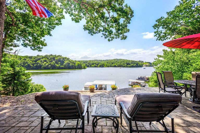 Lakeside Oasis - Room for 12 - Bed and Breakfast Linn Creek