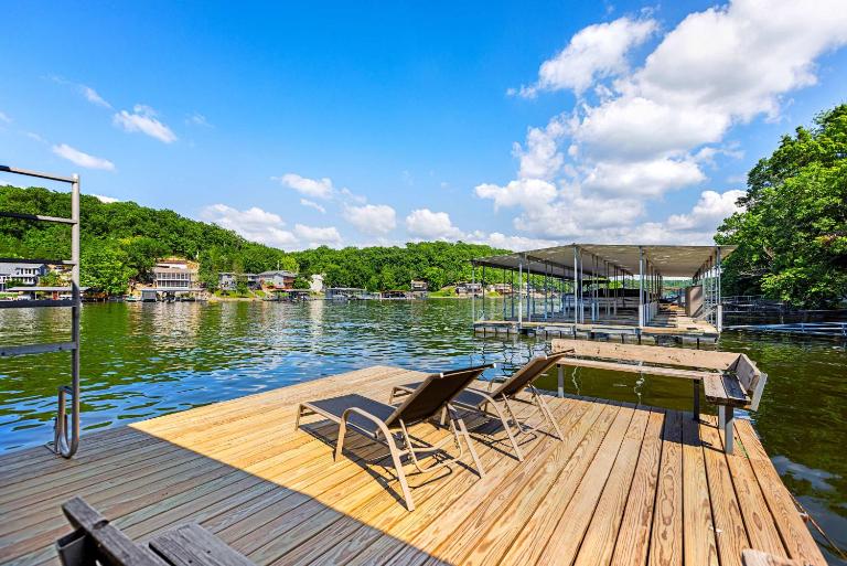 The Lake Shack - Waterfront Life - B&B Camdenton