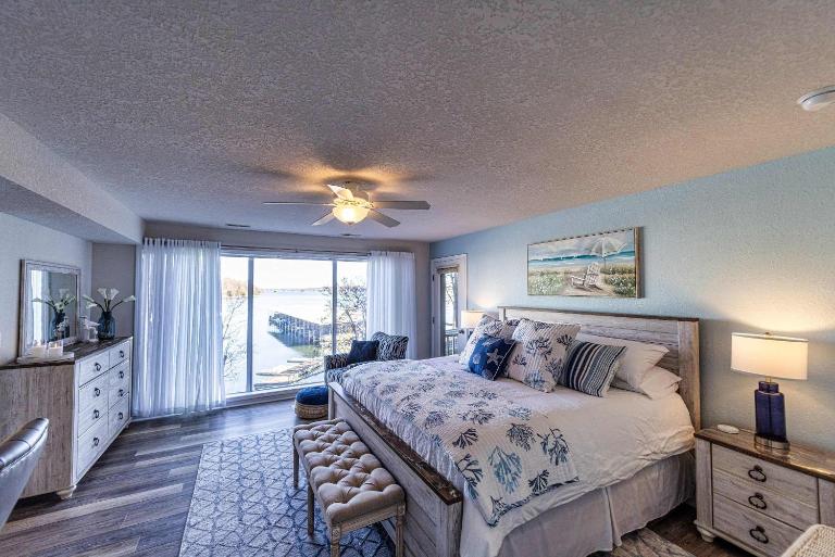 Lazy L at the Lake - Chic 3 BDR Condo with Boat Slip - Chambres d'hôtes Four Seasons