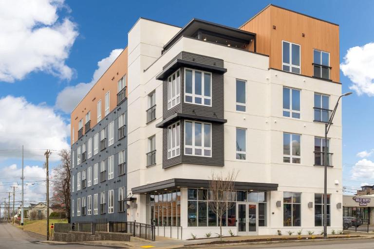 Trendy Condo Close to Nissan Stadium - Bed and Breakfast Nashville