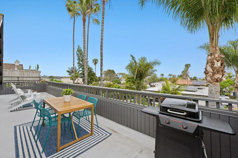 Ocean-View, Deck, Steps to Beach Dining and More - B&B Solana Beach