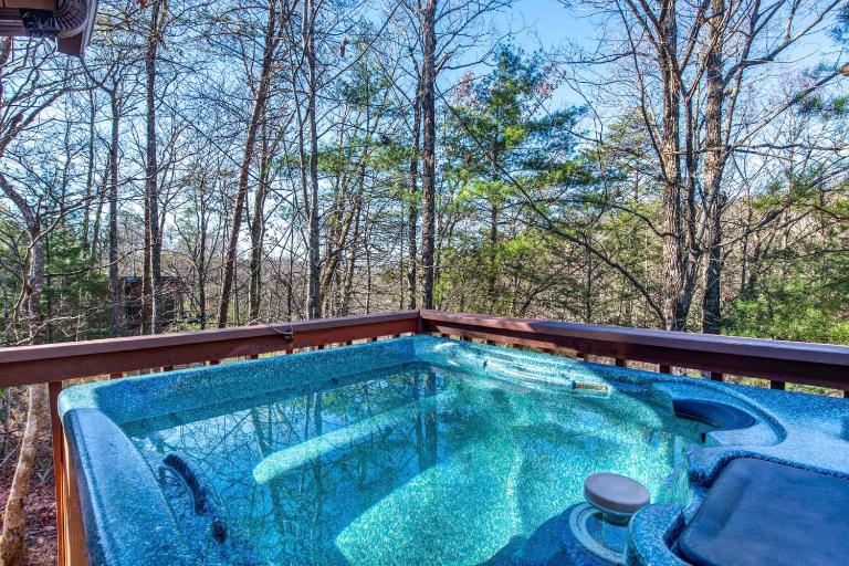 Peaceful 2BR in Mountains with Private Hot Tub - B&B Sevierville