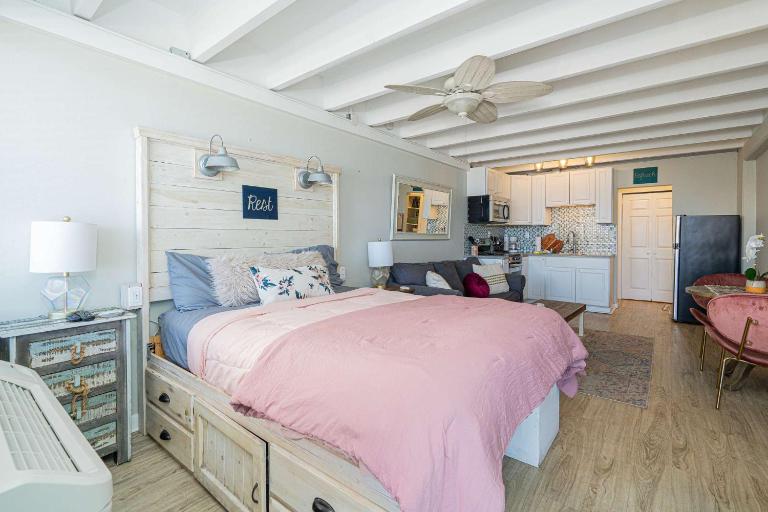 Coral Cove Beachfront Condo for 3 with Onsite Pool - Bed and Breakfast Panama City Beach
