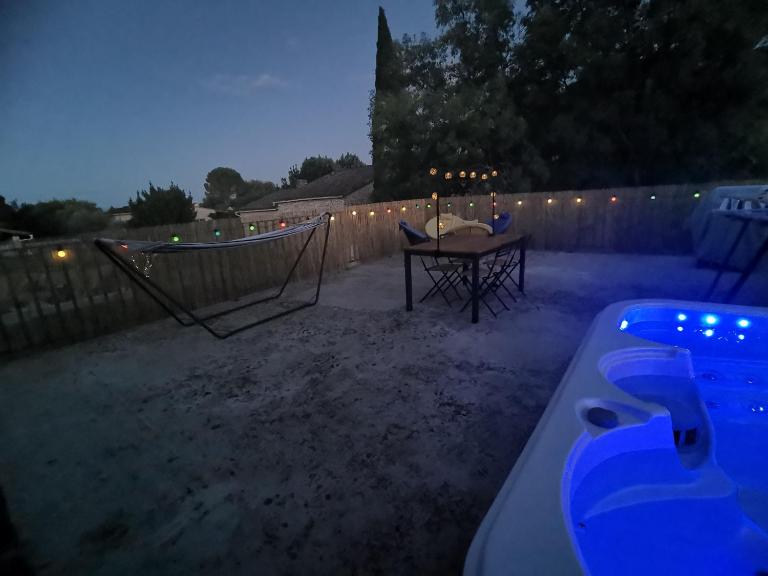 50m2, 4 personnes , jacuzzi et sauna privatif - B&B Piolenc