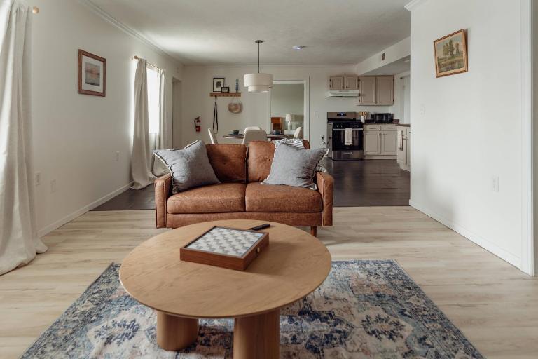 Huge, One Bedroom Apartment with Balcony - B&B Conneaut Lake